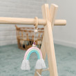 Hilft, die Verbindung zwischen Handbewegung und Sehsinn herzustellen Holz-Spielbogen für Kinder ab zwei Monaten