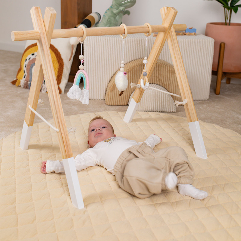 Hilft, die Verbindung zwischen Handbewegung und Sehsinn herzustellen Holz-Spielbogen für Kinder ab zwei Monaten