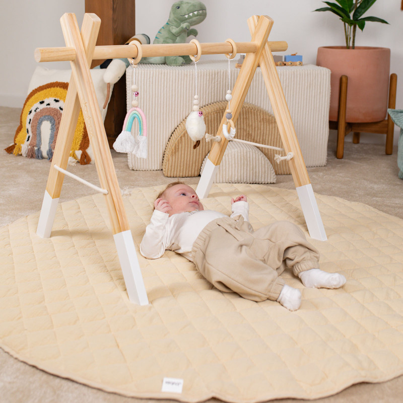 Hilft, die Verbindung zwischen Handbewegung und Sehsinn herzustellen Holz-Spielbogen für Kinder ab zwei Monaten