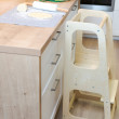 Mitwachsender Lernturm für Kinder mit höhenverstellbarer Stufe