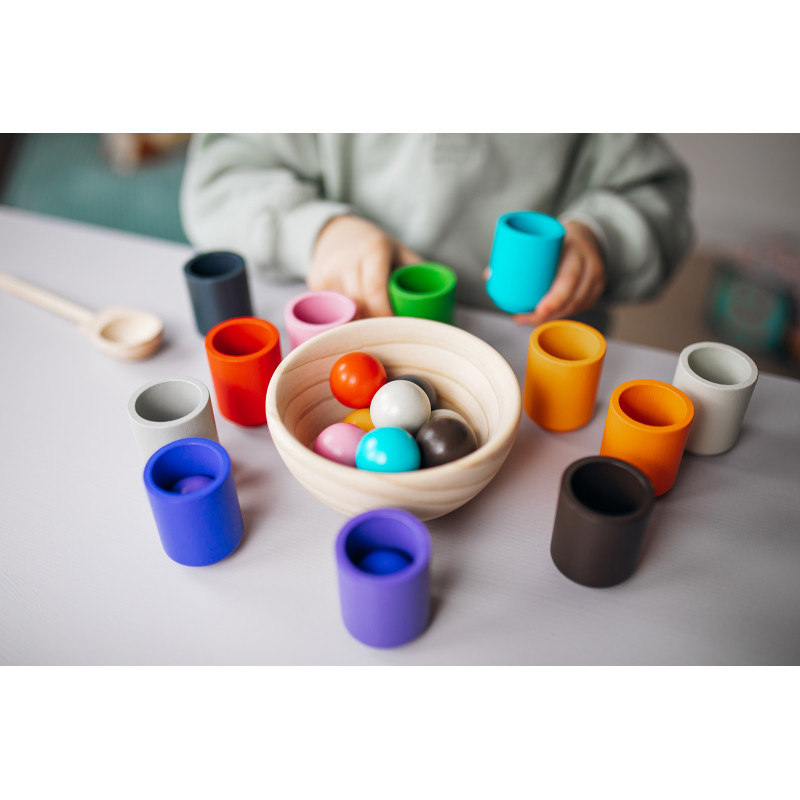 Montessori-Kugeln und Becher Montessori-Kugeln und Becher
