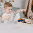 Montessori-Kugeln und Becher Montessori-Kugeln und Becher