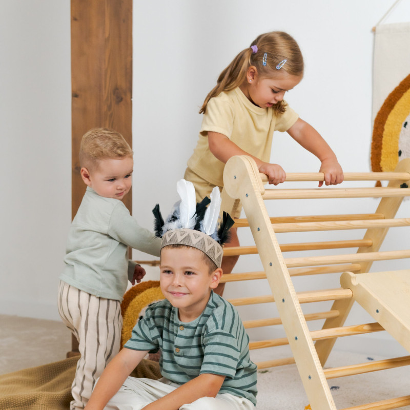 Das Pikler-Dreieck hilft Kindern dabei, ihre motorischen Grenzen sicher zu entdecken und weiterzuentwickeln. Das Pikler-Dreieck hilft Kindern dabei, ihre motorischen Grenzen sicher zu entdecken und weiterzuentwickeln.