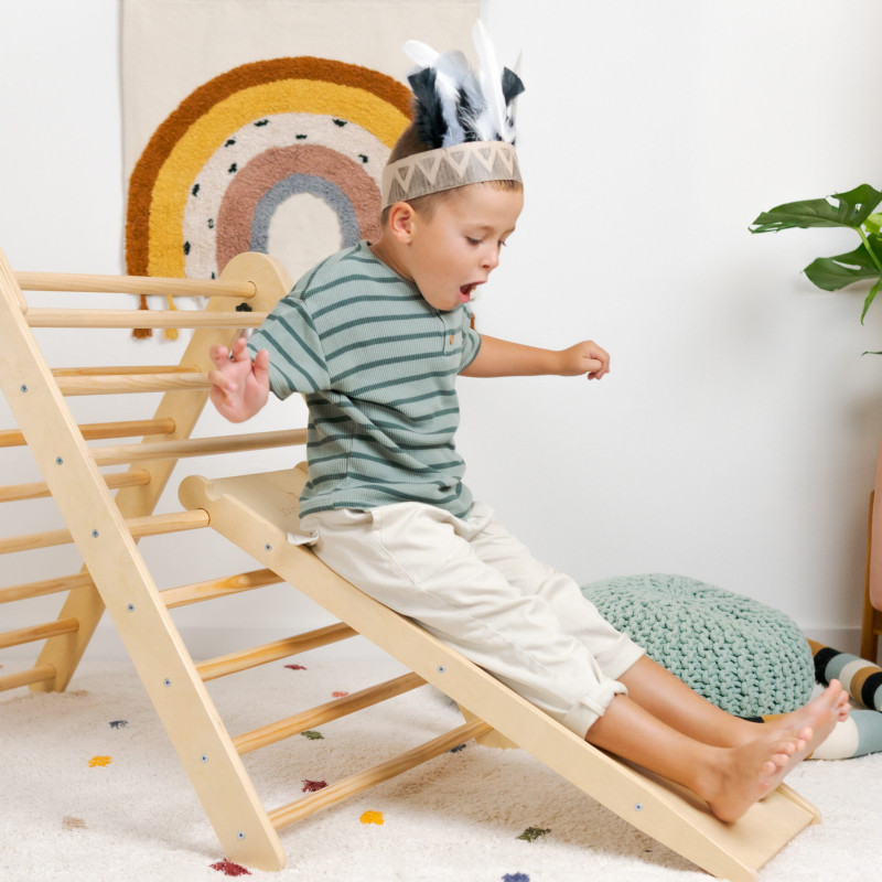 Das Pikler-Dreieck hilft Kindern dabei, ihre motorischen Grenzen sicher zu entdecken und weiterzuentwickeln. Das Pikler-Dreieck hilft Kindern dabei, ihre motorischen Grenzen sicher zu entdecken und weiterzuentwickeln.