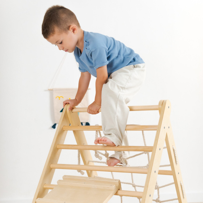 Dreiseitiges Pikler-Dreieck mit Kletterwand und Seil Dreiseitiges Pikler-Dreieck mit Kletterwand und Seil