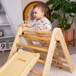 Das Pikler-Dreieck hilft Kindern, ihre motorischen Grenzen sicher zu entdecken und weiterzuentwickeln. Das Pikler-Dreieck hilft Kindern, ihre motorischen Grenzen sicher zu entdecken und weiterzuentwickeln.