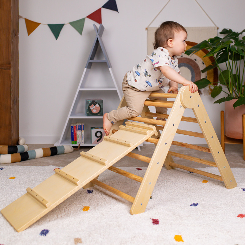 Das Pikler-Dreieck hilft Kindern, ihre motorischen Grenzen sicher zu entdecken und weiterzuentwickeln. Das Pikler-Dreieck hilft Kindern, ihre motorischen Grenzen sicher zu entdecken und weiterzuentwickeln.