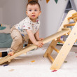Das Pikler-Dreieck hilft Kindern, ihre motorischen Grenzen sicher zu entdecken und weiterzuentwickeln. Das Pikler-Dreieck hilft Kindern, ihre motorischen Grenzen sicher zu entdecken und weiterzuentwickeln.