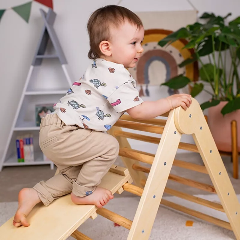 Das Pikler-Dreieck hilft Kindern, ihre motorischen Grenzen sicher zu entdecken und weiterzuentwickeln. Das Pikler-Dreieck hilft Kindern, ihre motorischen Grenzen sicher zu entdecken und weiterzuentwickeln.