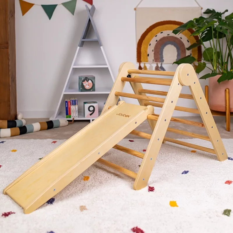 Das Pikler-Dreieck hilft Kindern, ihre motorischen Grenzen sicher zu entdecken und weiterzuentwickeln. Das Pikler-Dreieck hilft Kindern, ihre motorischen Grenzen sicher zu entdecken und weiterzuentwickeln.