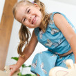 Kombination aus Pikler-Dreieck, Montessori-Schaukel und beidseitig nutzbarem Rutschbrett Elegantes Montessori-Kletterset mit Pikler-Dreieck und Giraffenmotiv