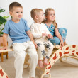 Kombination aus Pikler-Dreieck, Montessori-Schaukel und beidseitig nutzbarem Rutschbrett Elegantes Montessori-Kletterset mit Pikler-Dreieck und Giraffenmotiv