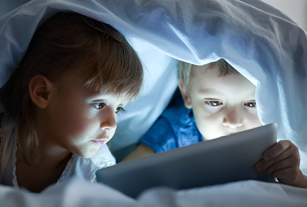 Fernseher, Smartphone, Tablet – Ab welchem Alter und wie lange?
