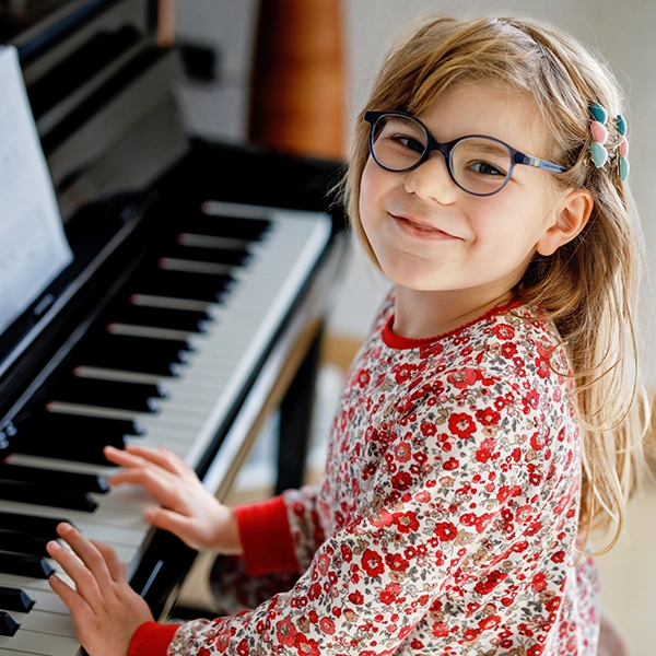 Mädchen spielt Klavier