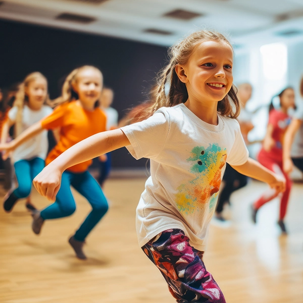 Kinder tanzen im Tanzkurs