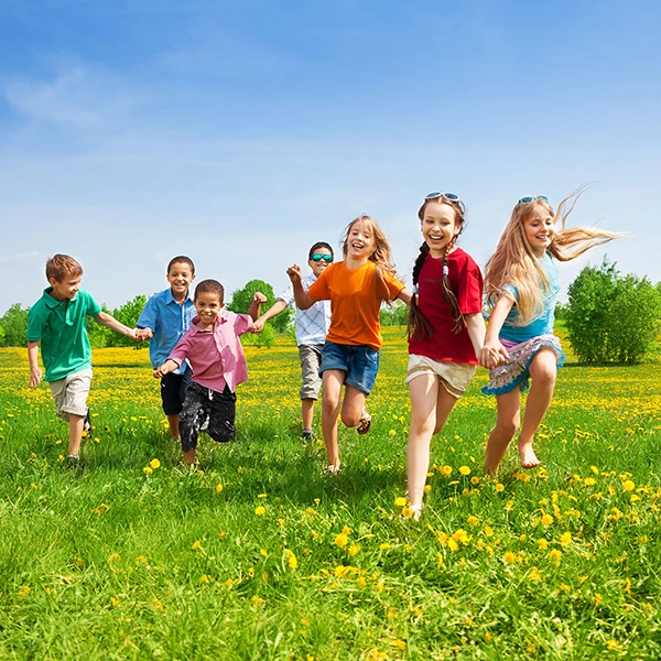 Kinder spielen draußen auf der Wiese