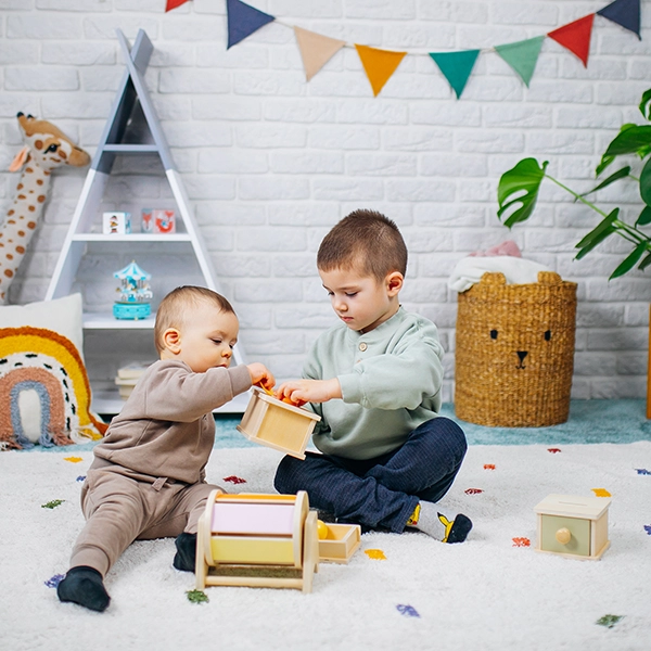 Kinder spielen mit Montessori-Boxen von Joybex