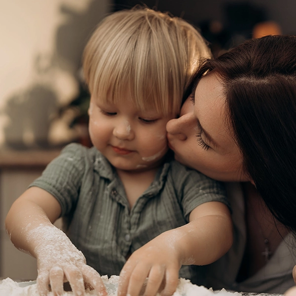 Mutter küsst ihr Kind während einer ruhigen Aktivität