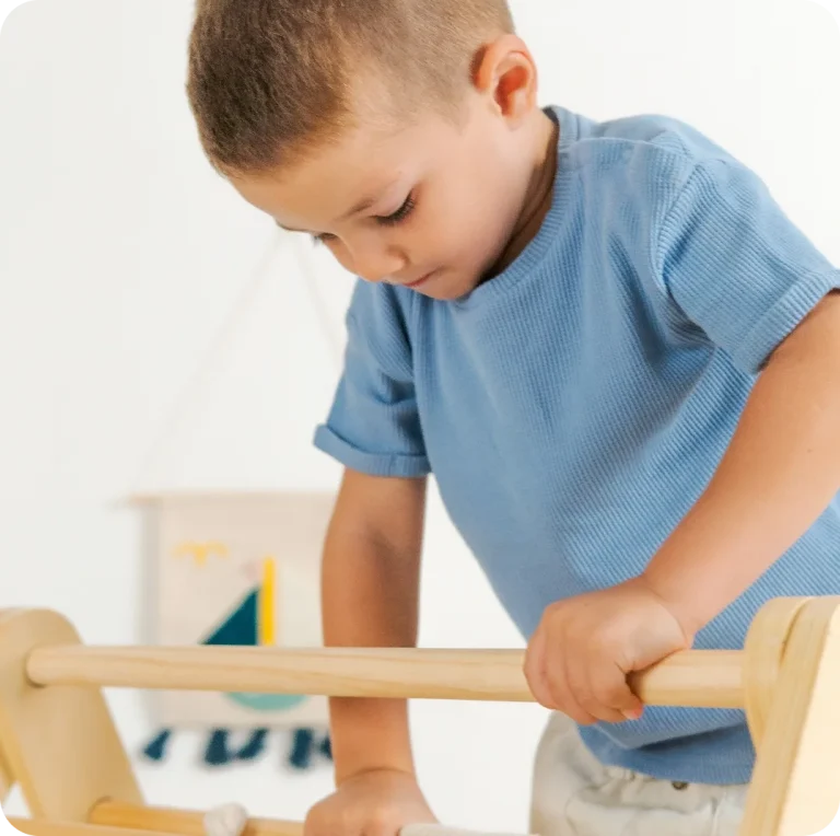 Über uns – Bild eines Jungen auf einem Klettergerüst