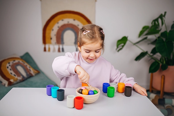 Montessori-Kugeln und Becher