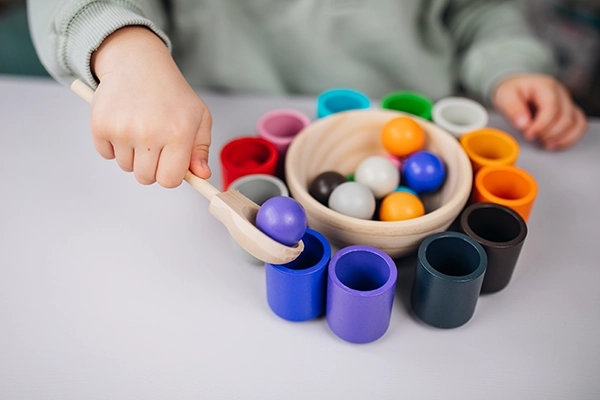 Montessori-Kugeln und Becher