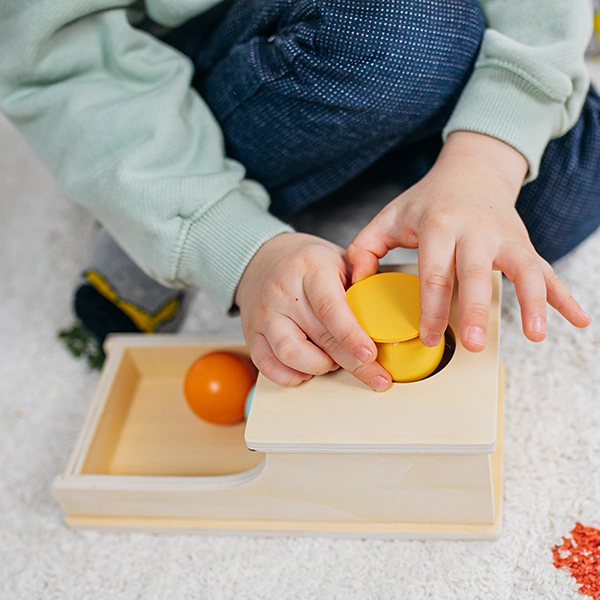 Lange Montessori-Box mit Kugel – Joybex