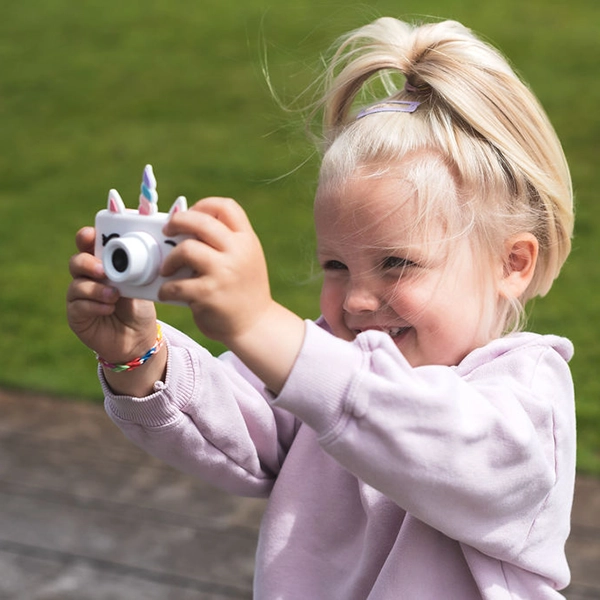 Mädchen hält Kamera und fotografiert