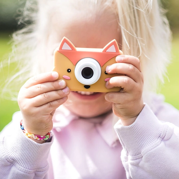 Mädchen hält Kamera und fotografiert