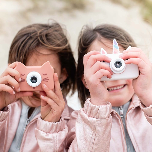 Kinder mit Kamera in der Hand