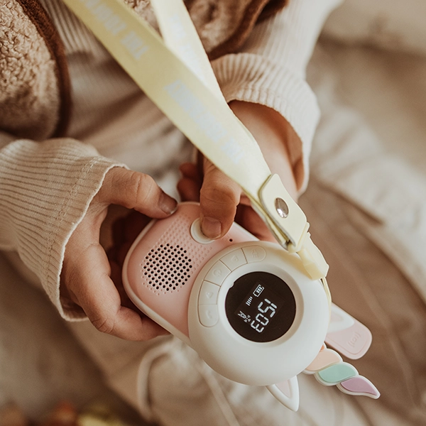 Kind hält Walkie-Talkie in der Hand