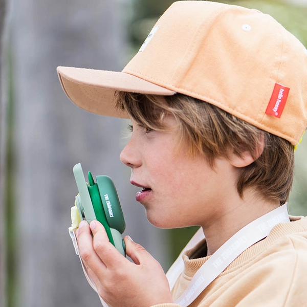 Kind spricht in Walkie-Talkie