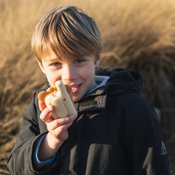 Kind spricht in Walkie-Talkie