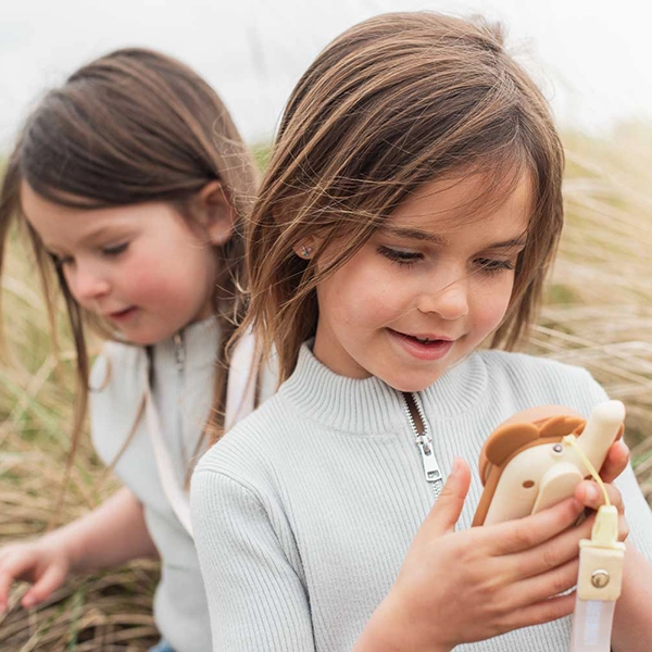 Kinder sprechen ins Walkie-Talkie
