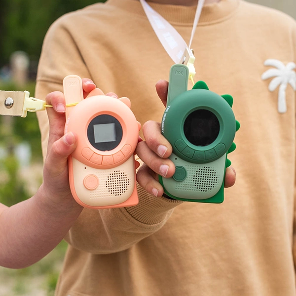 Kinder mit Walkie-Talkies