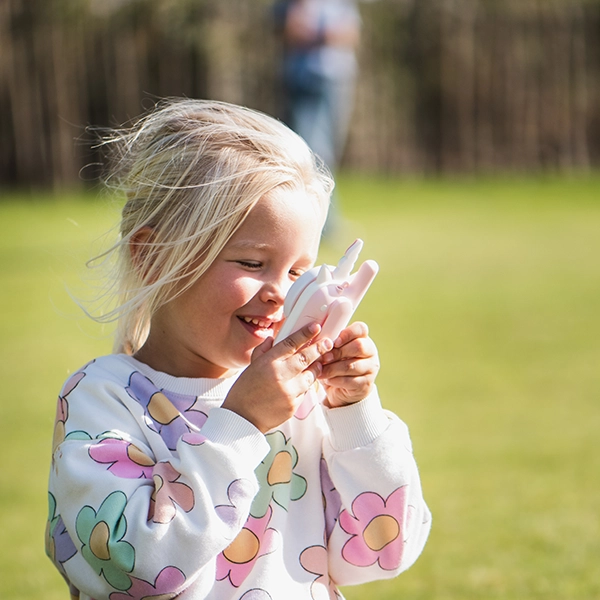 Kind spricht in Walkie-Talkie
