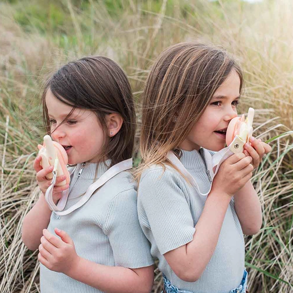 Kinder mit Walkie-Talkies