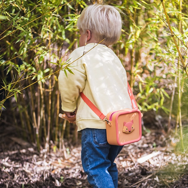 Kind im Wald mit Zoofamily Tasche