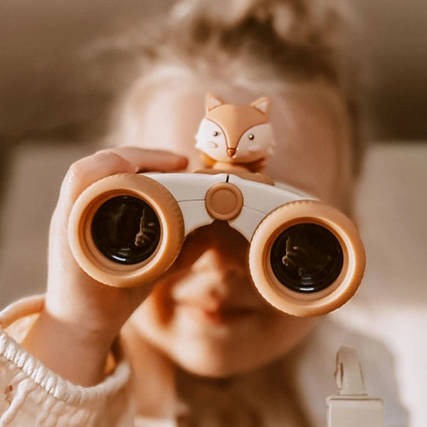 Kind mit Fernglas