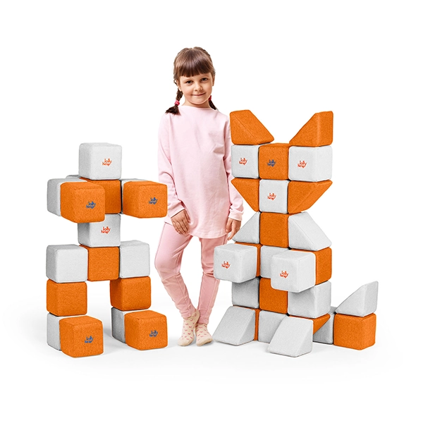 Mädchen mit weiß-orangefarbenem JollyHeap Set