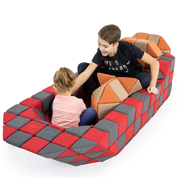 Kinder sitzen in einem Boot aus JollyHeap Magnetbausteinen