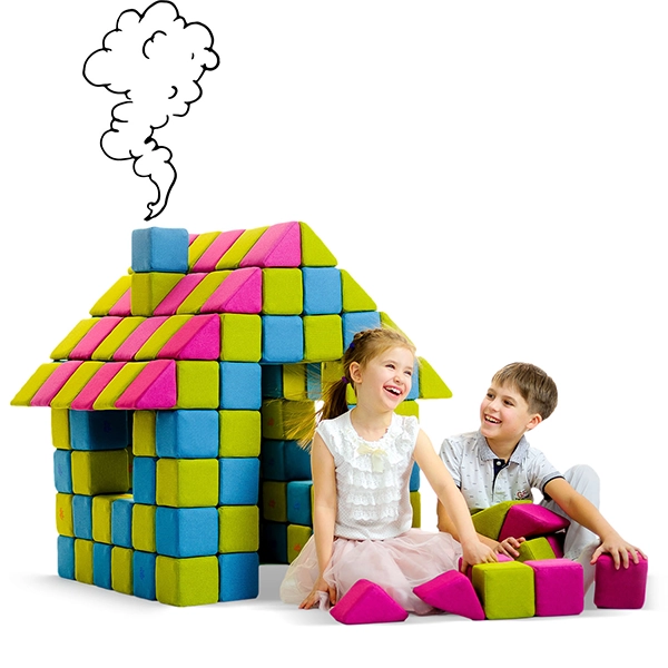 Kinder bauen ein Haus aus JollyHeap Magnetbausteinen
