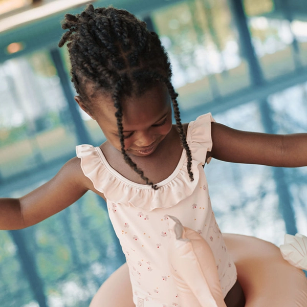 LIEWOOD Kallie Mädchen-Badeanzug Mini Butterfly / Apple Blossom